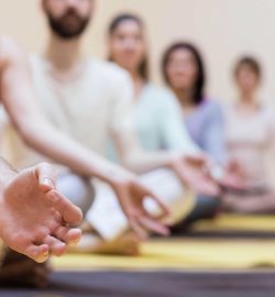 grupo-personas-que-hace-ejercicio-meditacion-estera-(3)_optimized