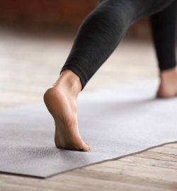 mujer-joven-actitud-guerrero-cerca_optimized